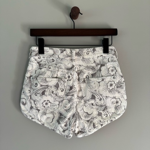 ANTHROPOLOGIE PILCRO FLORAL PRINTED JEAN SHORTS SIZE 25 - Picture 3 of 9